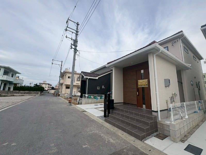 New 4LDK House in Uruma City, Okinawa with Tile Roof & 2 Parking - Thumbnail 4