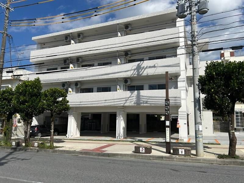 Modern 2DK Apartment near Koza Shinkin Stadium, Okinawa City - Thumbnail 3