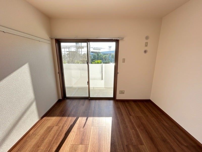 Modern 2DK Apartment near Koza Shinkin Stadium, Okinawa City - Thumbnail 4