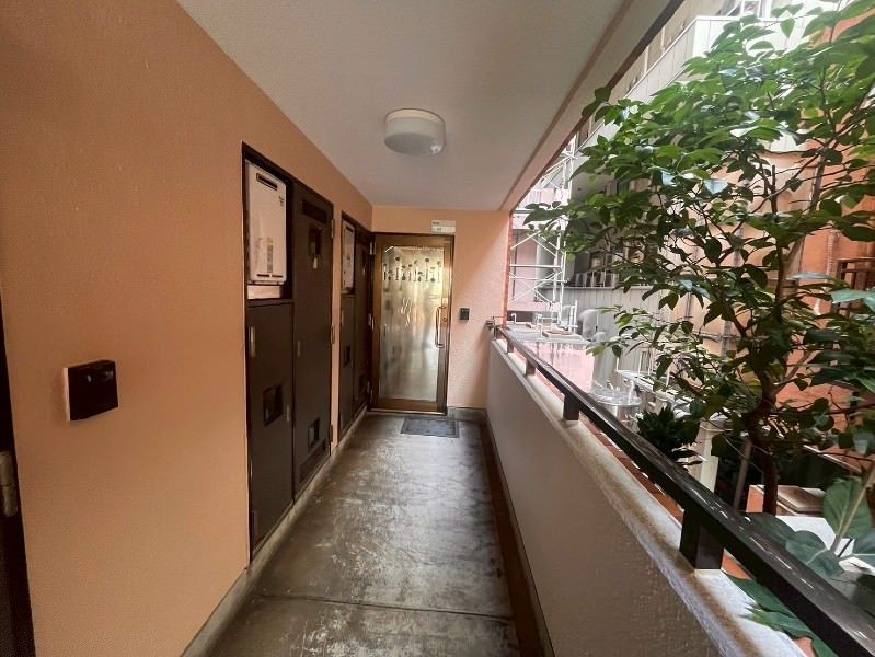 Lions Mansion Izumizaki 2DK Corner Unit for Sale in Naha - Thumbnail 4