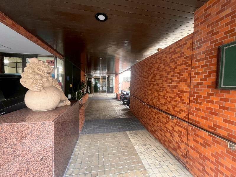 Lions Mansion Izumizaki 2DK Corner Unit for Sale in Naha - Thumbnail 2