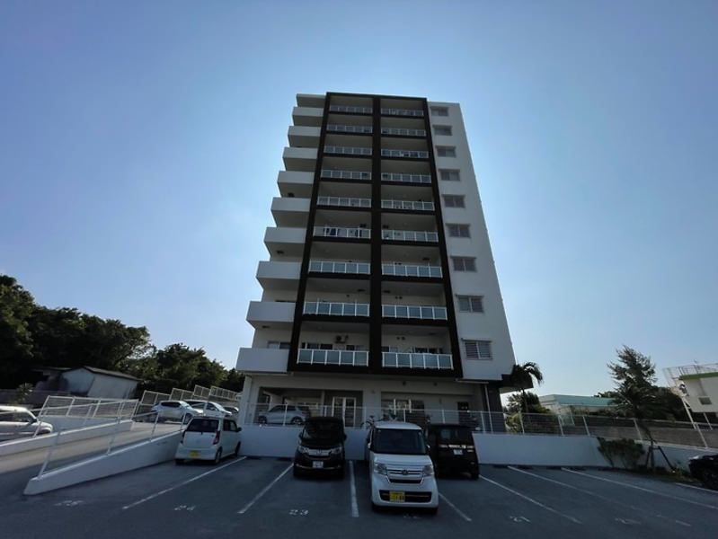 Renovated 2LDK Corner Apartment in Okinawa City's Premium Court Yogi - Thumbnail 2