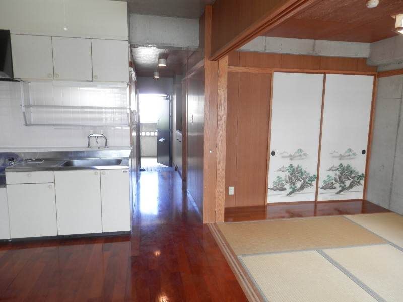 Rental Apartment in Urasoe Izu - 2DK with Separate Bath & Toilet - Thumbnail 4