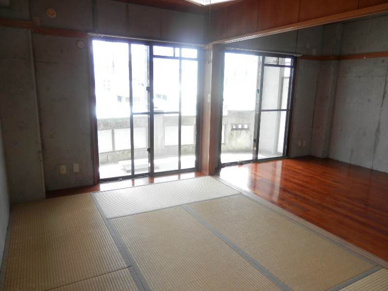 Rental Apartment in Urasoe Izu - 2DK with Separate Bath & Toilet - Thumbnail 3