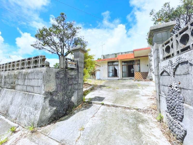 462.2 Tsubo Land with 4DK House for Sale in Nanjo City, Okinawa - Thumbnail 2