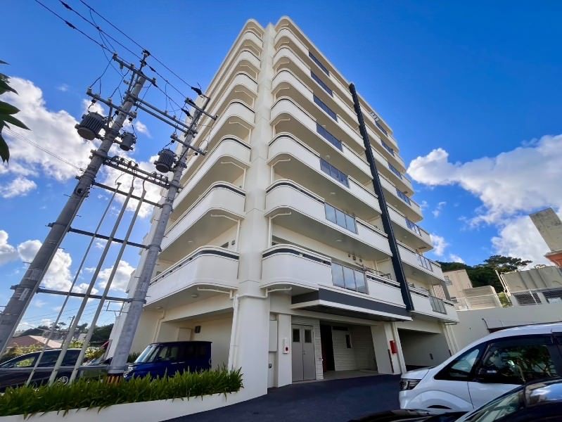Spacious 2LDK Apartment with Balcony in Naha Oroku - Thumbnail 4