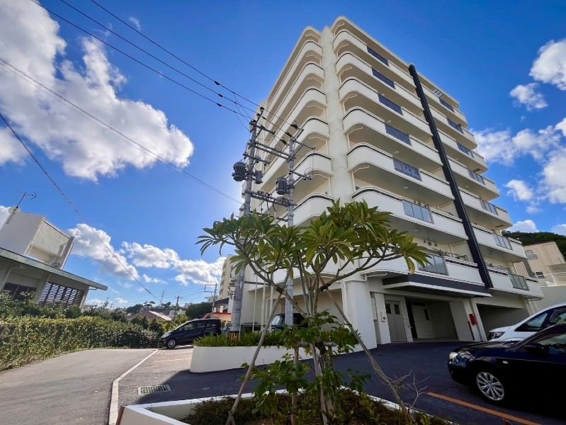 Spacious 2LDK Apartment with Balcony in Naha Oroku - Thumbnail 3
