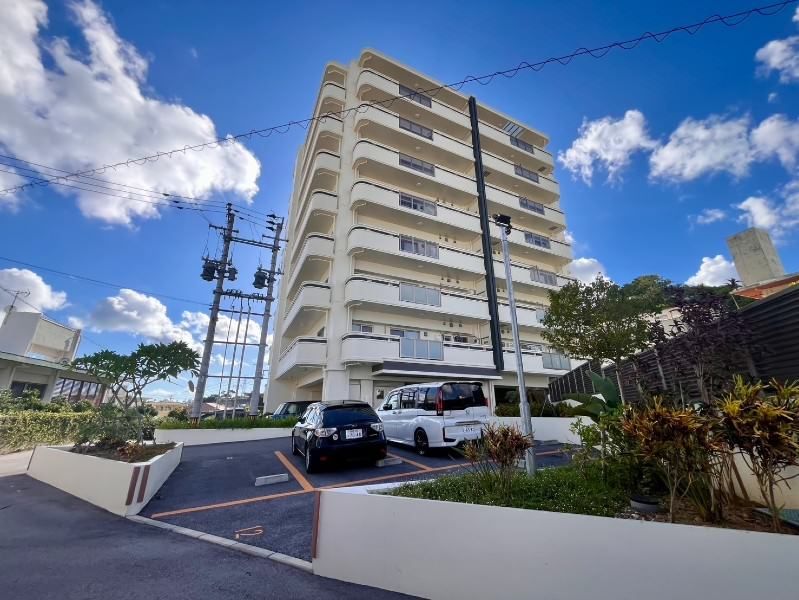 Spacious 2LDK Apartment with Balcony in Naha Oroku - Thumbnail 2
