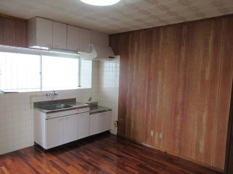 2DK Apartment for Rent in Urasoe, Okinawa with Free Parking - Thumbnail 2
