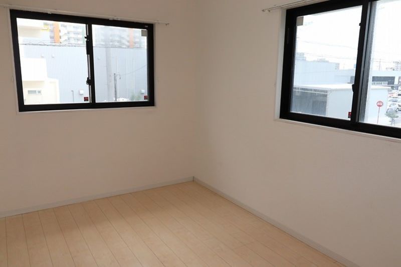 Pet-Friendly 2LDK Apartment for Rent in Chatan, Okinawa - Thumbnail 4