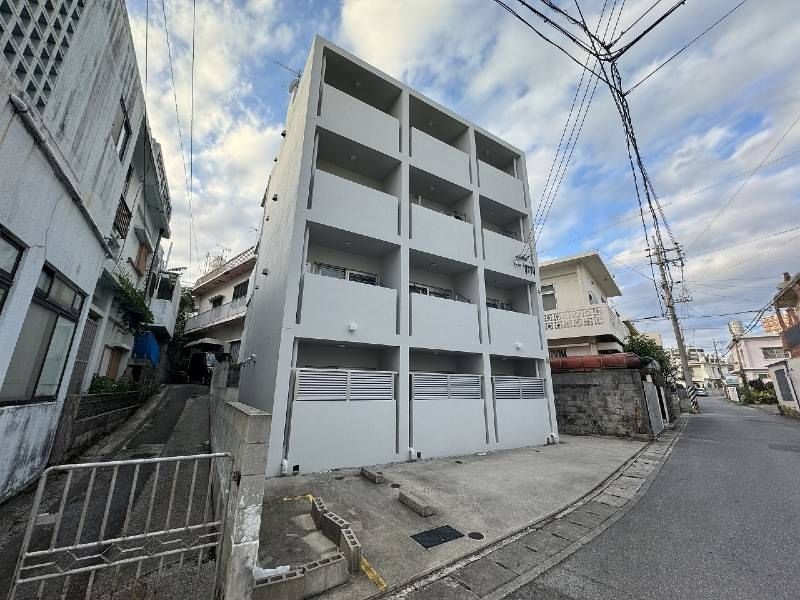 City Terrace Matsukawa 103: Modern 1R Apartment for Rent in Naha - Thumbnail 3