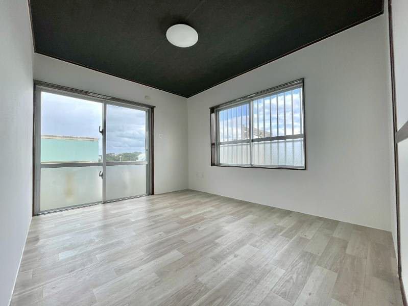 2DK Apartment for Rent in Misato, Okinawa City | 55,000 Yen - Thumbnail 3