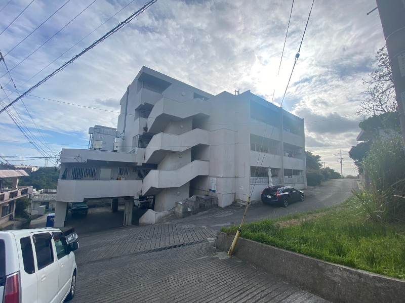 2LDK Top Floor Apartment for Rent in Nishihara, Okinawa - Image 1