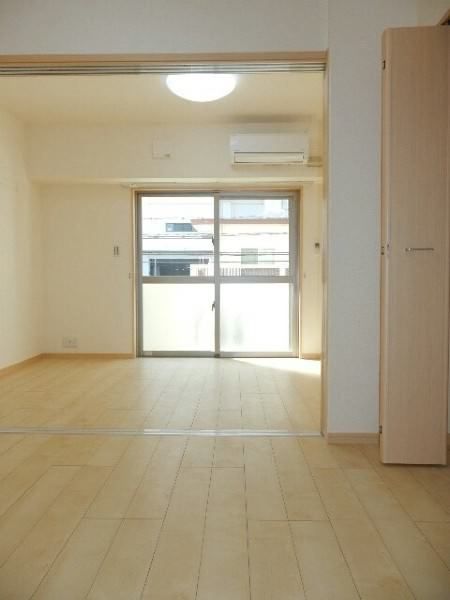 1DK Apartment for Rent in Kubota, Okinawa City with Free Internet - Thumbnail 3