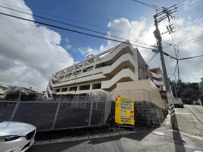 3LDK Apartment for Sale in Naha Oroku - City Heights Izumidai - Image 1