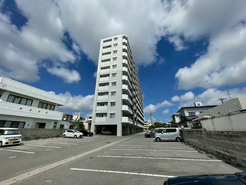 Top-Floor 1LDK Condo with Ocean View in Okinawa City's Yogi - Thumbnail 2