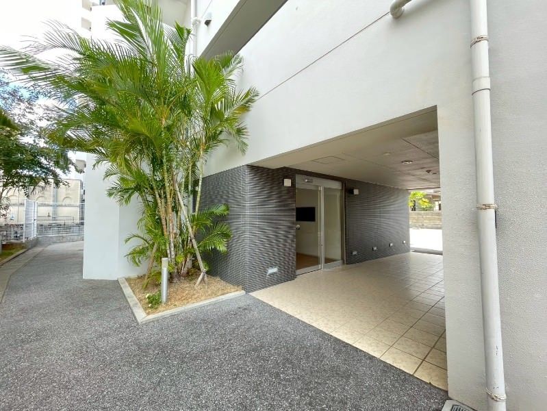 Top-Floor 1LDK Condo with Ocean View in Okinawa City's Yogi - Thumbnail 3