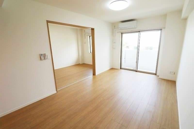 Modern 1LDK Apartment in Okinawa City with Free Internet - Thumbnail 2