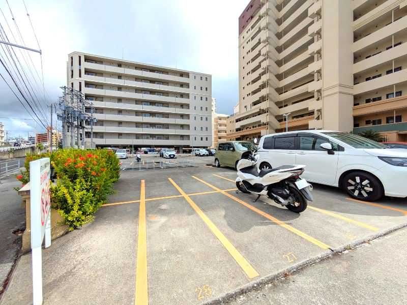 Spacious 4LDK Apartment in Naha with Balconies and Parking - Thumbnail 2