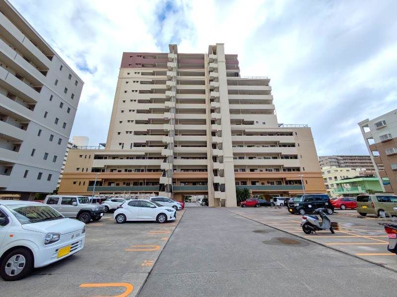 Spacious 4LDK Apartment in Naha with Balconies and Parking - Image 1