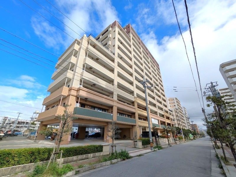 Spacious 4LDK Apartment in Naha with Balconies and Parking - Thumbnail 3