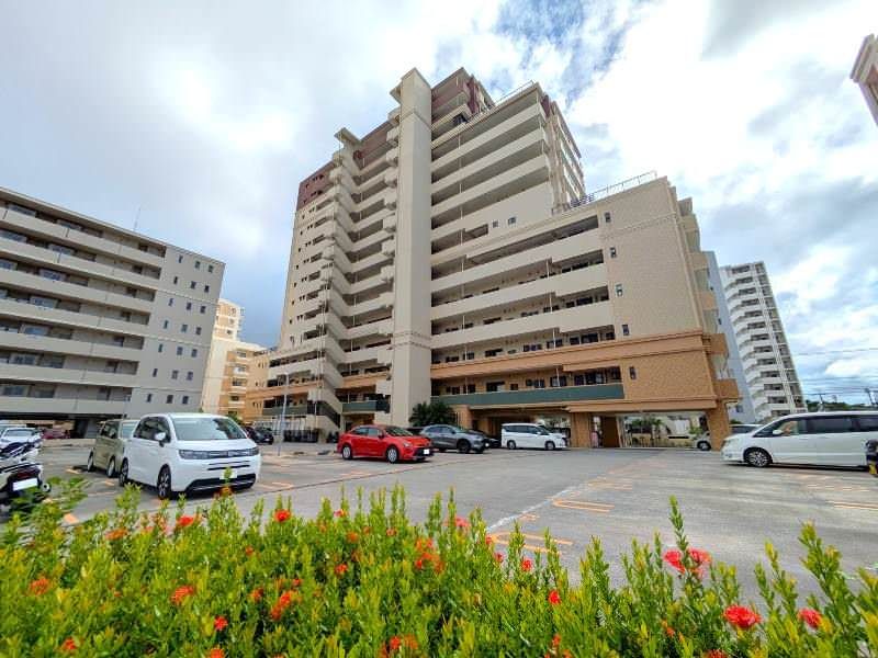 Spacious 4LDK Apartment in Naha with Balconies and Parking - Thumbnail 4