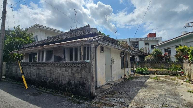 2-Unit Set Property with Okinawan Roof Tiles in Nago City - Thumbnail 2