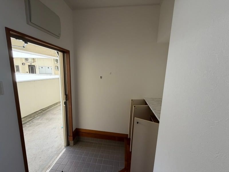 1LDK Apartment for Rent in Urasoe, Okinawa with Auto-Lock - Thumbnail 3