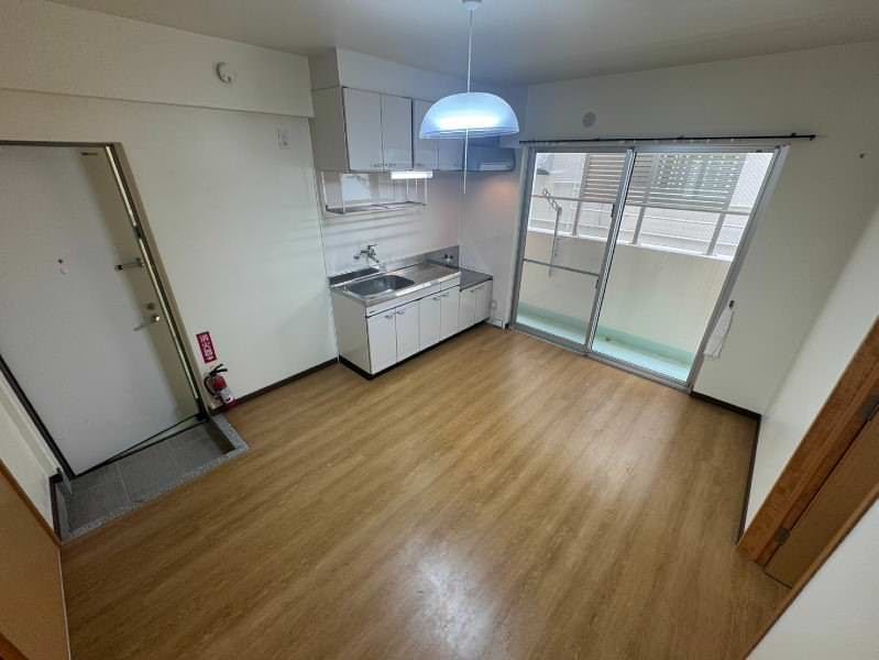 Rent 2DK Apartment near Onoyama Park Station, Naha - Thumbnail 3