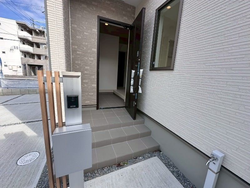 New 2025 4LDK House with 4 Car Parking in Uruma, Okinawa - Thumbnail 2