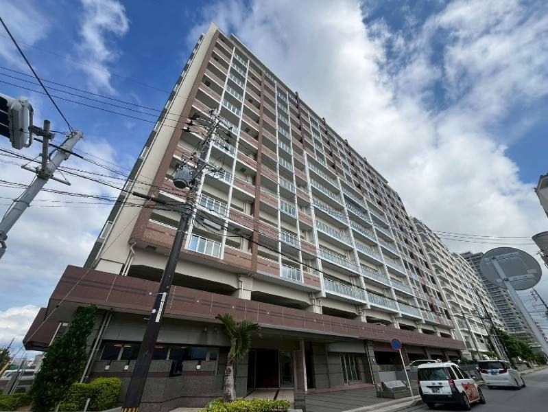 Top-Floor 4LDK Condo with Ocean View in Naha Omoromachi - Thumbnail 2