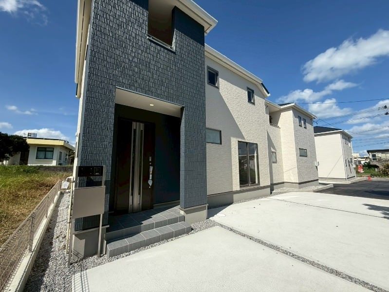 New 3LDK House in Uruma Okinawa with 3 Parking Spaces - Thumbnail 2