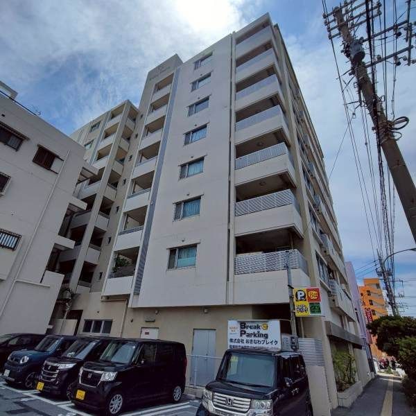 Top-Floor 3LDK Apartment in Naha with High Ceilings & Balcony - Thumbnail 2