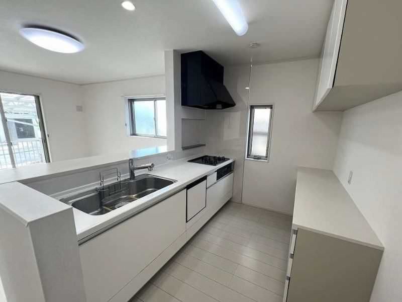 Spacious 4LDK House in Itoman with Parking for Five - Thumbnail 2