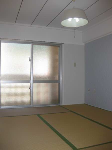 2DK Rental Apartment in Yomitan Village, Okinawa | 35,000 Yen - Thumbnail 3