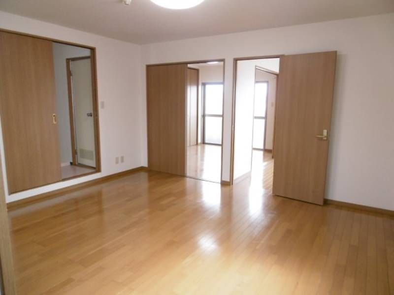 2LDK Apartment for Rent in Chatan, Okinawa - 51.33 sqm - Thumbnail 3