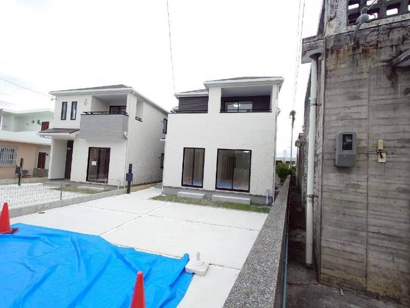 New 4LDK Wooden House with Parking for 4 in Okinawa City - Thumbnail 4