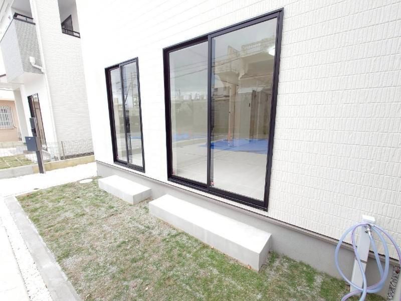 New 4LDK Wooden House with Parking for 4 in Okinawa City - Thumbnail 3