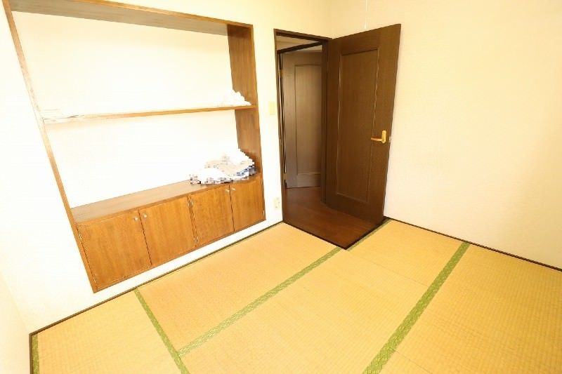 4LDK Top-Floor Corner Apartment for Sale in Naha's Shikina - Thumbnail 4