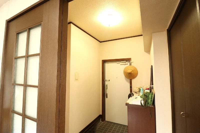4LDK Top-Floor Corner Apartment for Sale in Naha's Shikina - Thumbnail 2
