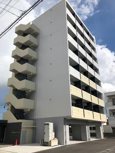 Ease Court Hamby 404: Pet-Friendly 1R Apartment in Chatan, Okinawa - Thumbnail 2