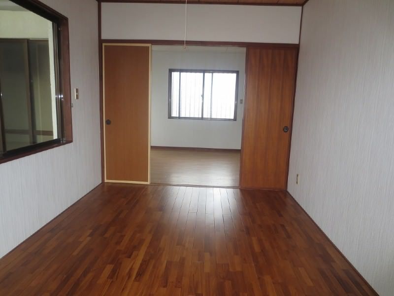 2LDK Apartment for Rent in Uruma City, Okinawa | Near Shopping - Thumbnail 4