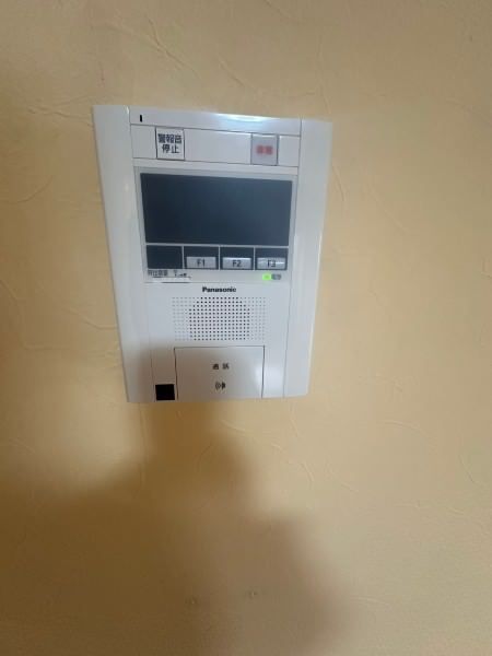 Refurbished 1LDK Apartment in Naha Matsuyama with Auto-Lock - Thumbnail 4