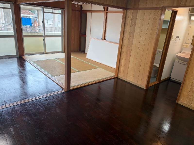3DK Apartment for Rent in Tomigusuku City, Okinawa - Thumbnail 2