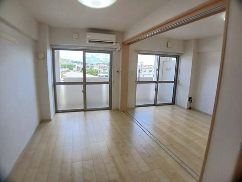 1LDK Apartment for Rent in Uruma City, Okinawa with Free Internet - Thumbnail 3