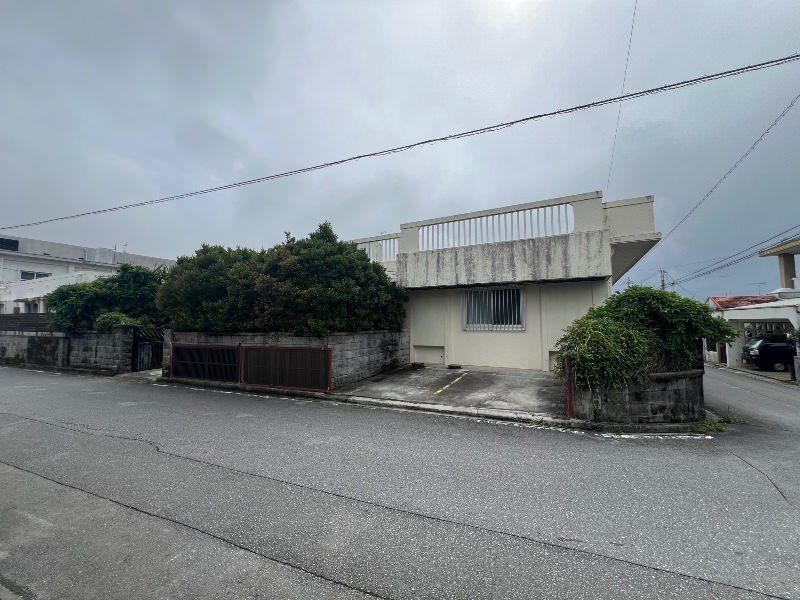 5LDK House for Sale in Yomitan Village, Okinawa with Large Lot - Thumbnail 3