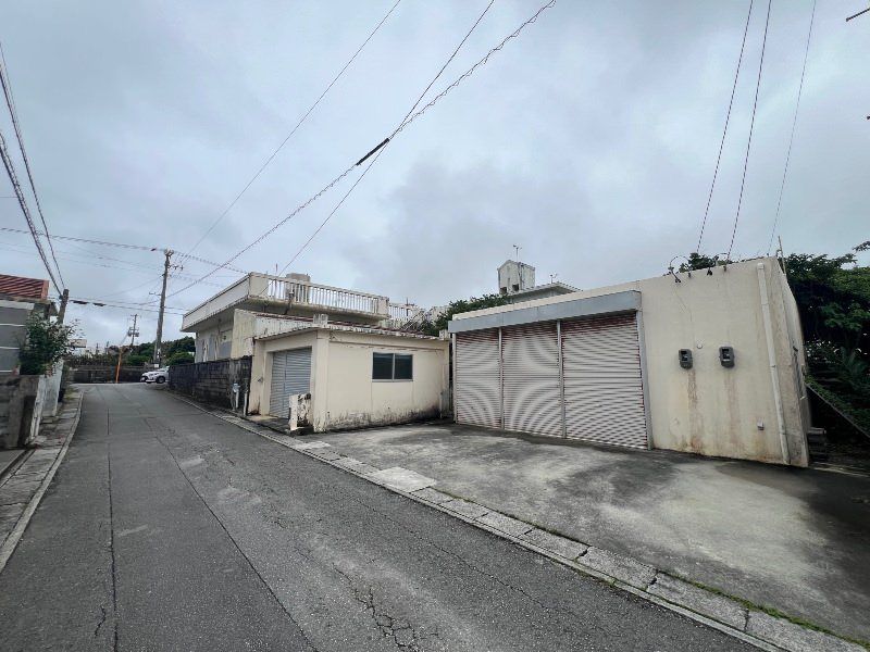 5LDK House for Sale in Yomitan Village, Okinawa with Large Lot - Thumbnail 2