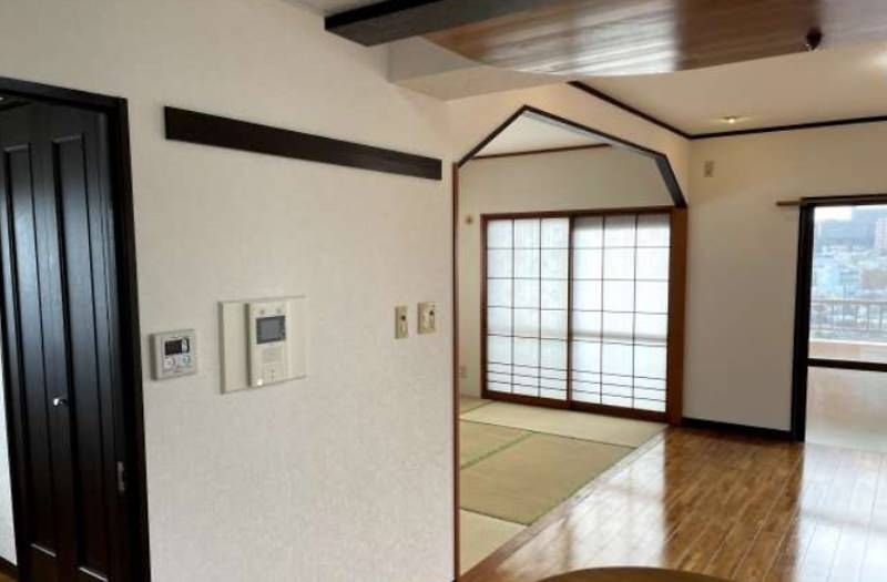 4LDK Top-Floor Corner Apartment with City Views in Okinawa City - Thumbnail 2