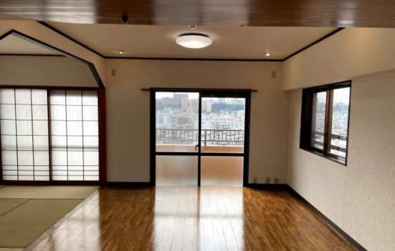 4LDK Top-Floor Corner Apartment with City Views in Okinawa City - Thumbnail 3