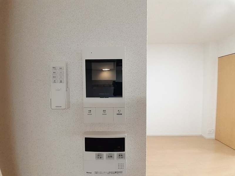 Modern 1DK Apartment for Rent in Naha, Okinawa with Zero Deposit - Thumbnail 3